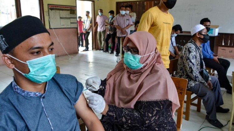 Tiêm vắc-xin tại một trường học ở Indonesia