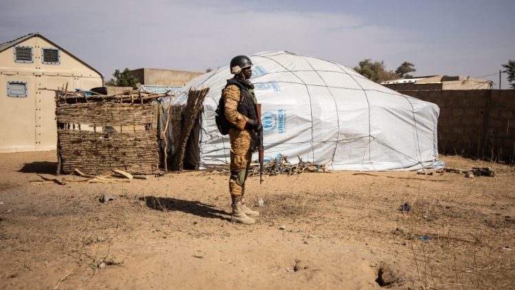 Des militaires surveilent un camp de déplacés burkinabés, à Dori, au Burkina Faso, le 3 février 2020.