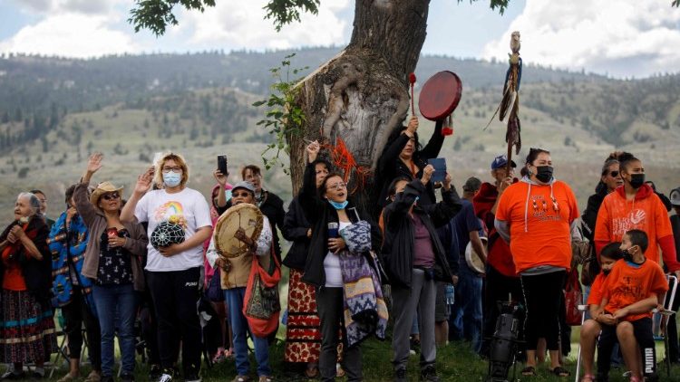 Manifestation d'autochtones près de l'ancien pensionnat de Kamloops, en Colombie britannique, le 5 juin 2021.