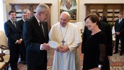 Doris Schmidauer, der Frau des österreichischen Bundespräsidenten Alexander Van der Bellen, traf Papst Franziskus 2021. Nun begleitet sie eine Frauendelegation in den Vatikan