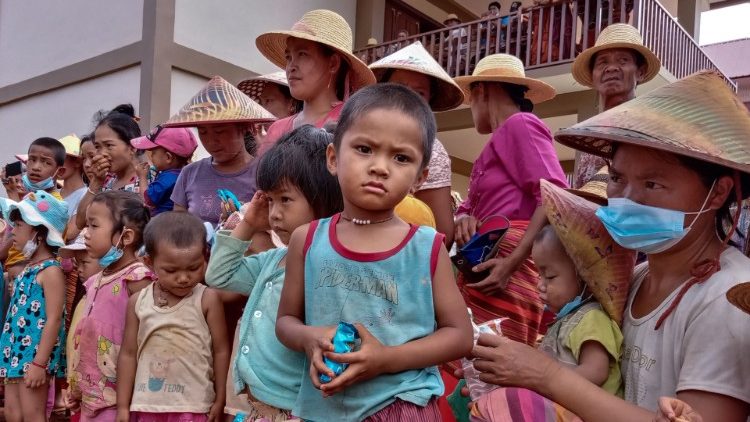 Pół roku po zamachu stanu Birma jest na skraju upadku