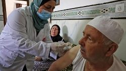 Una coppia di palestinesi si sottopone al vaccino anti-Covid