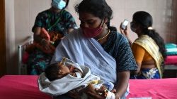Famiglie in attesa di cure anti Covid in India, dove si contano quasi 30 milioni di vittime