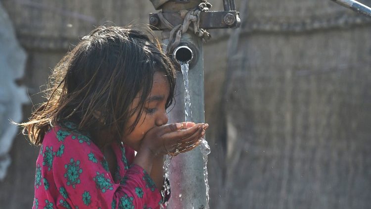 Stolica Apostolska: dostęp do wody pitnej podstawowym prawem człowieka