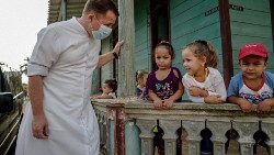 Католически свещеник в Център за грижи за деца, управляван от Католическата църква в Пласетас, провинция Санта Клара, 28.06.2021
