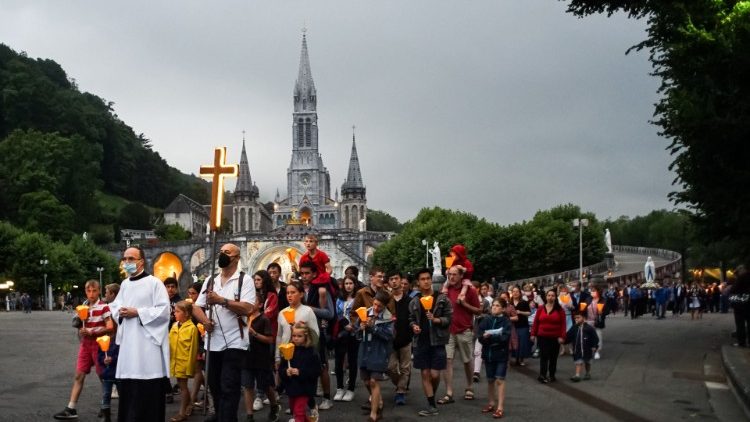 Procession au sanctuaire de Lourdes le 8 juillet 2021