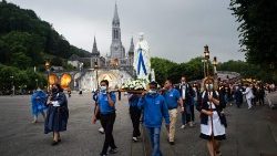 Procissão luminosa em Lourdes com a imagem da Virgem Maria