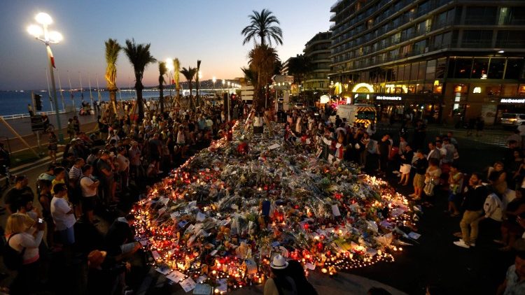 Des personnes se rassemblent pour rendre hommage aux victimes de l'attentat, le 17 juillet 2016 à Nice 