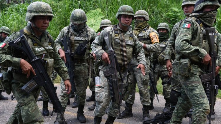 Quân đội Mexico kiểm soát một khu vực tội phạm