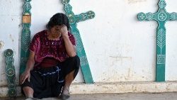 Indígena acolhida no abrigo "Las Abejas Acteal" na comunidade vizinha de Chenalho, Estado de Chiapas, México, um dia depois que um grupo armado emboscou a polícia municipal e membros do Exército mexicano no Pantelho. (Foto de ISAAC GUZMAN / AFP)