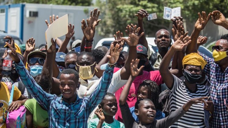 Haitiere ber om asyl foran den amerikanske ambassaden i Port-au-Prince 10. juli 2021