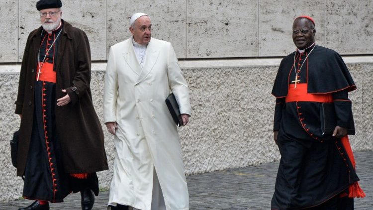 Le cardinal Monsengwo (droite) avec le Pape François au Vatican le 13 février 2015.