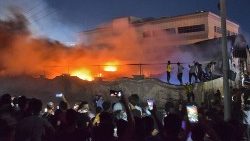 L'incendio che ha distrutto il reparto Covid dell'ospedale di Nassiriya