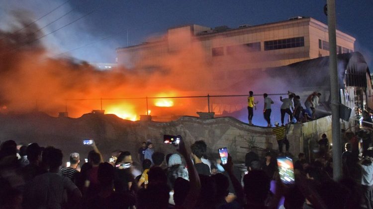 Påven djupt bedrövad - minst 92 personer har mist livet och omkring 100 har skadats vid sjukhusbrand i Nasiriyah