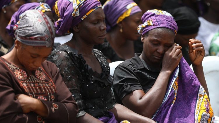Nigériai asszonyok az emberrablások áldozatait siratják