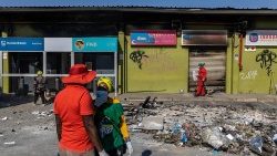 In vielen Städten wie hier in Durban bot sich nach den Ausschreitungen ein Bild der Zerstörung