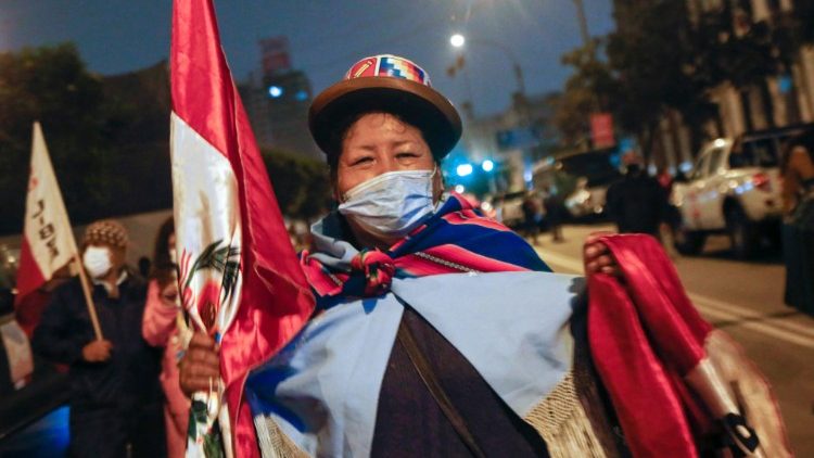 Une péruvienne célèbre l'élection de Pedro Castillo à la présidence, le 19 juillet à Lima. 