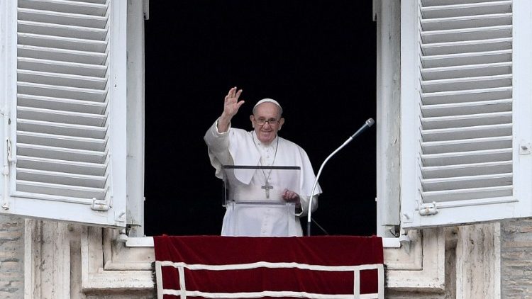 A pápa üdvözli a Szent Péter téren összegyűlt híveket
