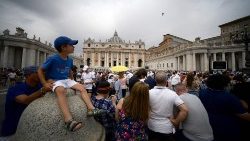 Tante le persone presenti in Piazza San Pietro per l'Angelus che hanno pregato insieme al Papa