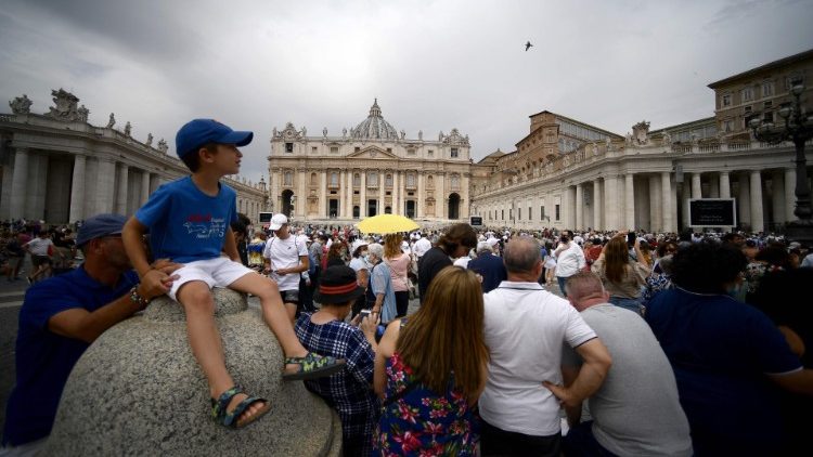 교황과 함께 주일 삼종기도를 바치기 위해 성 베드로 광장에 모인 많은 순례객