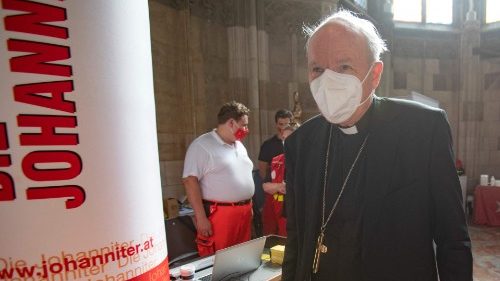 Kardinal Schönborn bei einer Impfaktion im Stephansdom
