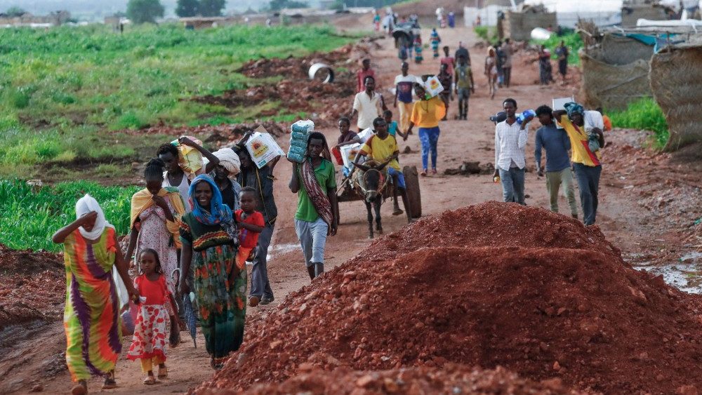 Gruppo di sfollati in fuga a causa del conflitto nel nord  Etiopia (Reuters)