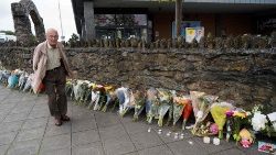 Flores no lugar do tiroteio em Plymouth, na Inglaterra (AFP)