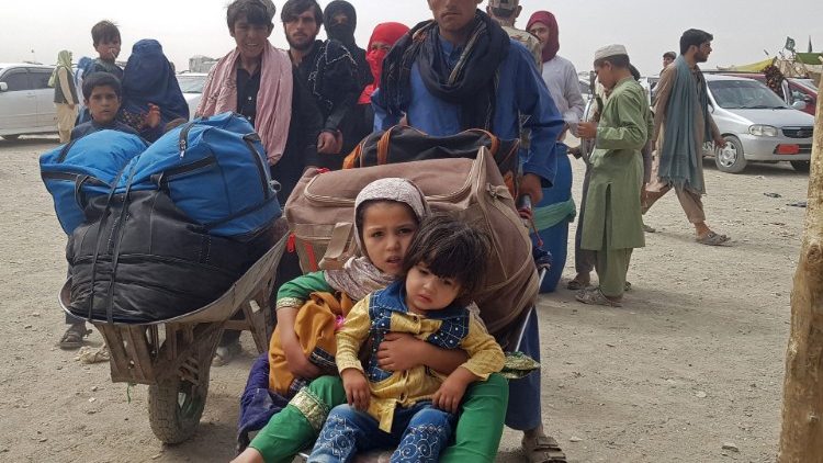 Người dân Afghanistan từ Pakistan trở về nước sau khi Taliban chiếm Afghanistan