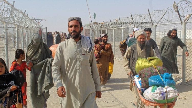 Người dân Afghanistan đến biên giới với Pakistan