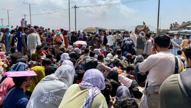 Người dân Afghanistan chờ đợi để được đi tị nạn