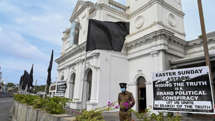 Des panneaux critiquant l'enquête sur les attentats de Pâques 2019, devant l'église Saint Antoine de Colombo. 