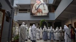 Mutter-Teresa-Schwestern feiern im August letzten Jahres in Kalkutta den 111. Geburtstag der Heiligen