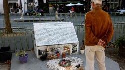 Une stèle en hommage aux 90 personnes tuées au Bataclan. Les attentats du 13 novembre ont fait 130 morts au total. 