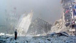 New York, 11 settembre 2001: un superstite davanti alla distruzioni delle Twin Towers