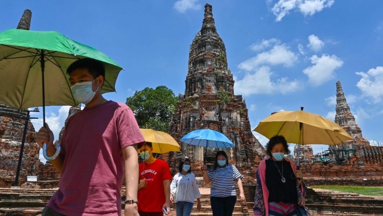Visiteurs sur le site thaïlandais de Wat Chaiwatthanaram, 27 juin 2021