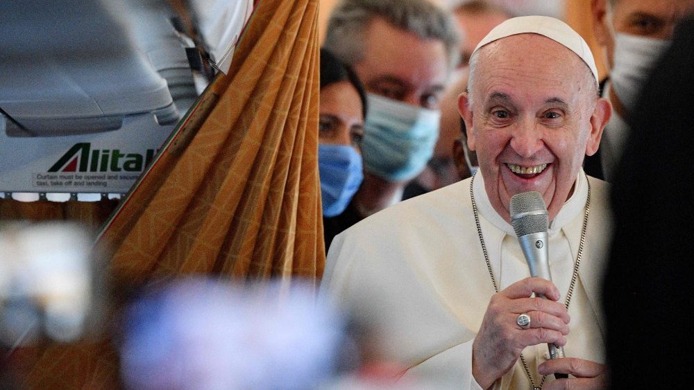 El saludo del Papa a los periodistas en el vuelo rumbo a Hungría