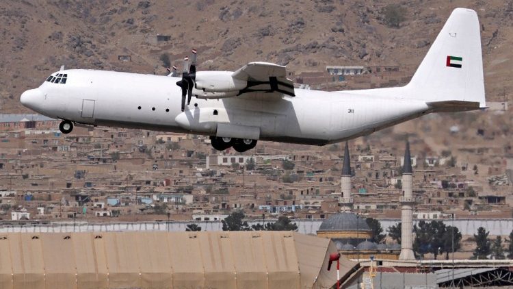 Afganistán: uno de los primeros vuelos de ayuda humanitaria que aterriza desde el 15 de agosto.