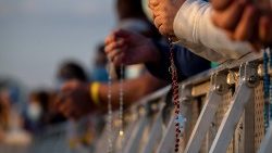 La preghiera del Rosario : i fedeli e il Papa a chiusura del mese di maggio