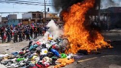 Manifestantes fizeram uma fogueira com os poucos pertences dos migrantes venezuelanos em Iquique no Chile