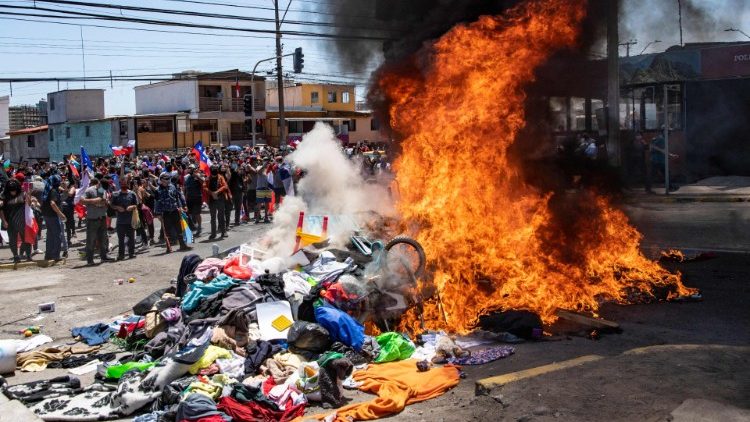 Des manifestants brûlent les effets de migrants vénézuéliens