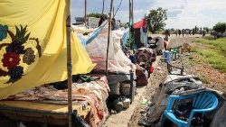 Displaced villagers and their belongings in South Sudan