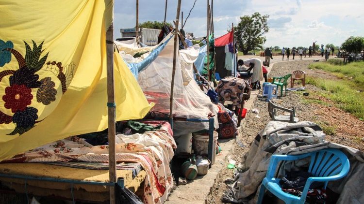 Displaced villagers and their belongings in South Sudan
