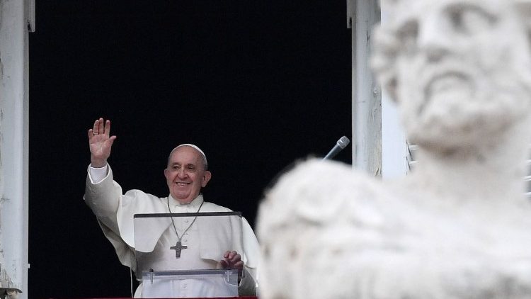 Ferenc pápa örömmel köszönti a híveket 