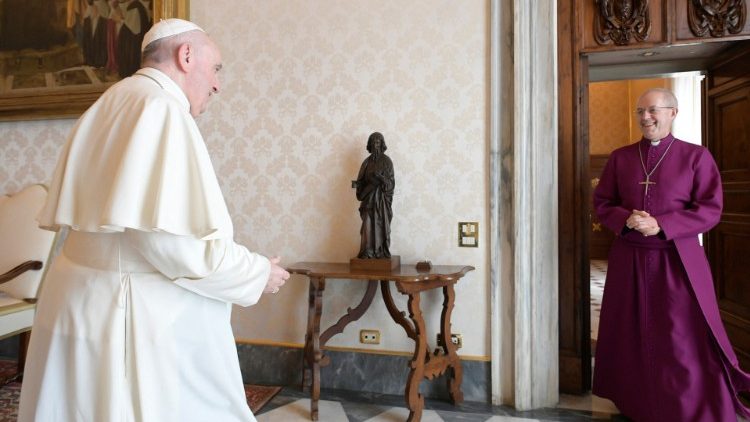 Le Pape François recevant le primat anglican Justin Welby, le 5 octobre 2021 au Vatican.