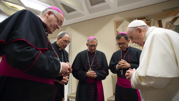 Le Pape en prière avec quatre évêques français, le 6 octobre 2021 au Vatican.
