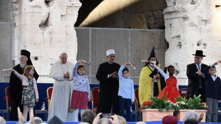 2021 nahm Papst Franziskus auch an einem interreligiösen Friedenstreffen beim Kolosseum in Rom teil 
