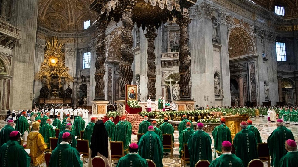 El Papa Francisco dirige una misa de apertura del sínodo de obispos en la Ciudad del Vaticano.