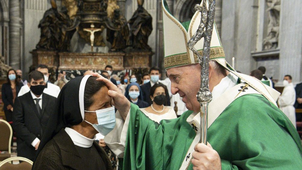 Stretnutie pápeža so sestrou Gloriou v závere svätej omše (10. okt. 2021)