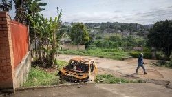 Bei Protesten abgebranntes Auto in Eswatini