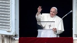 Papież: Świętość wyraża się w radości i proroctwie